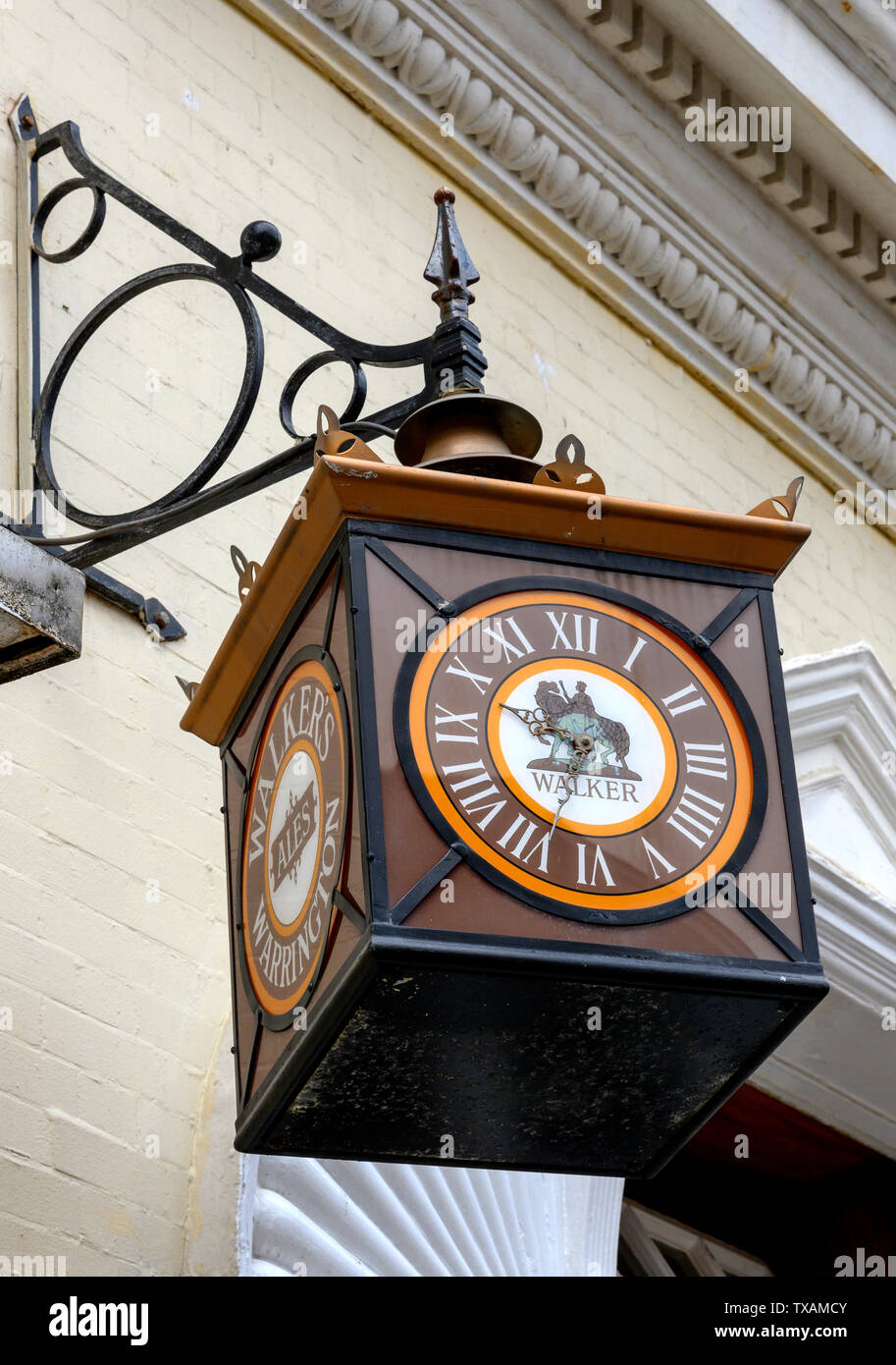 Walkers Warrington lamp clock outside a pub in Sugnall Street, Liverpool, Merseyside, England, UK Stock Photo