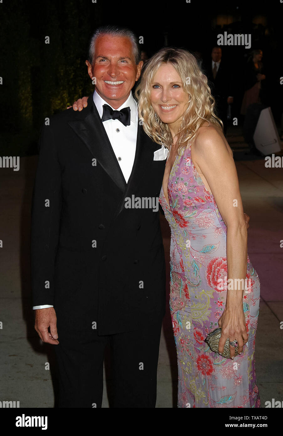 George Hamilton & Alana Stewart at the 2004 Vanity Fair Oscar Party at ...