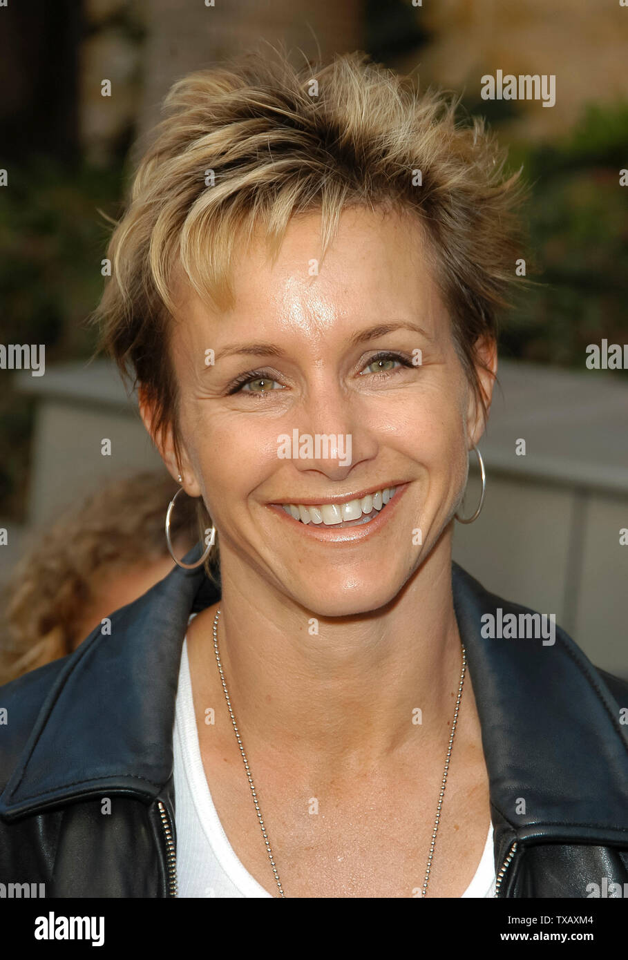 gabrielle-carteris-hot-naked-lesbians-lap-dancing