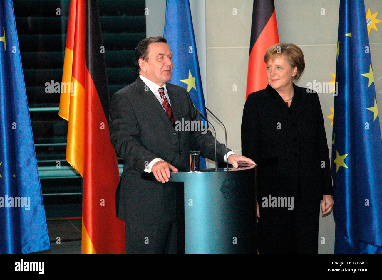 Gerhard Schroeder, Angela Merkel - offizielle Uebergabe des ...