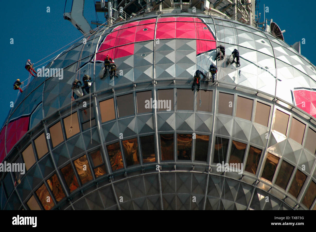 das gute Wetter wird von Fassadenkletterern am Berliner Fernsehturm genutzt, um zuegig mit der bereits seit einigen Monaten angekuendigten Verkleidung Stock Photo