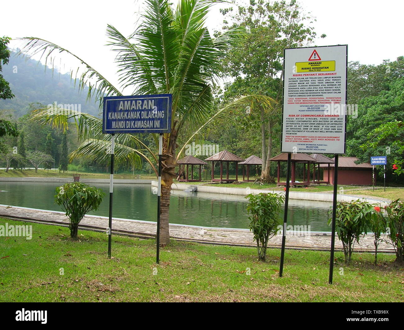Bahasa Melayu: Papan tanda amaran untuk kanak-kanak, dan risiko kesihatan.; 19 February 2011 (original upload date); Own workTransferred from ms.pedia; Kerina yin at ms.pedia; Stock Photo
