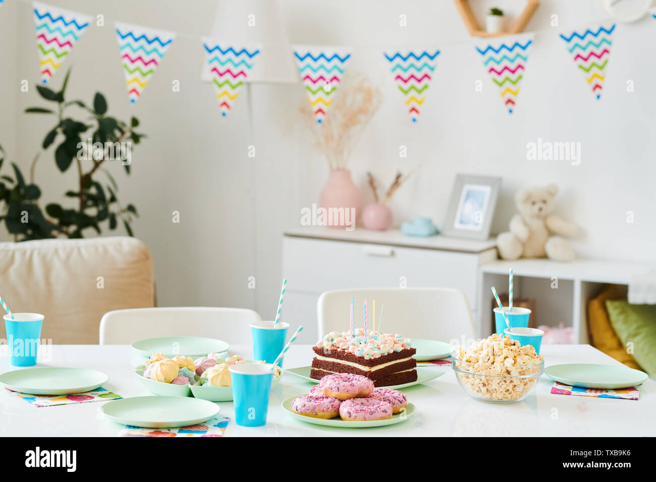 Table served for home birthday party for kids Stock Photo - Alamy