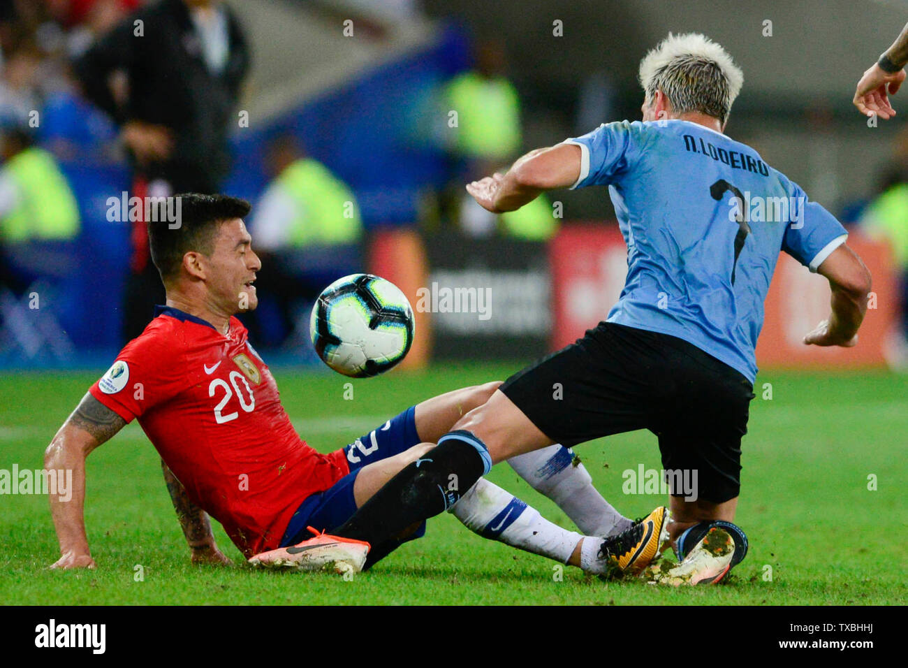 Rio De Janeiro, Brazil. 24th June, 2019. Aranguiz Sandoval and Nicolas Lodeiro during a match between Chile and Uruguay, valid for the group stage of the Copa America 2019, held this Monday (24) at the Maracanã Stadium in Rio de Janeiro, RJ. Credit: Celso Pupo/FotoArena/Alamy Live News Stock Photo