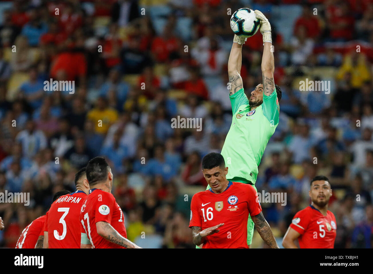 Rio De Janeiro, Brazil. 24th June, 2019. Arias during a match between Chile and Uruguay, valid for the group stage of the Copa America 2019, held this Monday (24) at the Maracanã Stadium in Rio de Janeiro, RJ. Credit: Ricardo Moreira/FotoArena/Alamy Live News Stock Photo