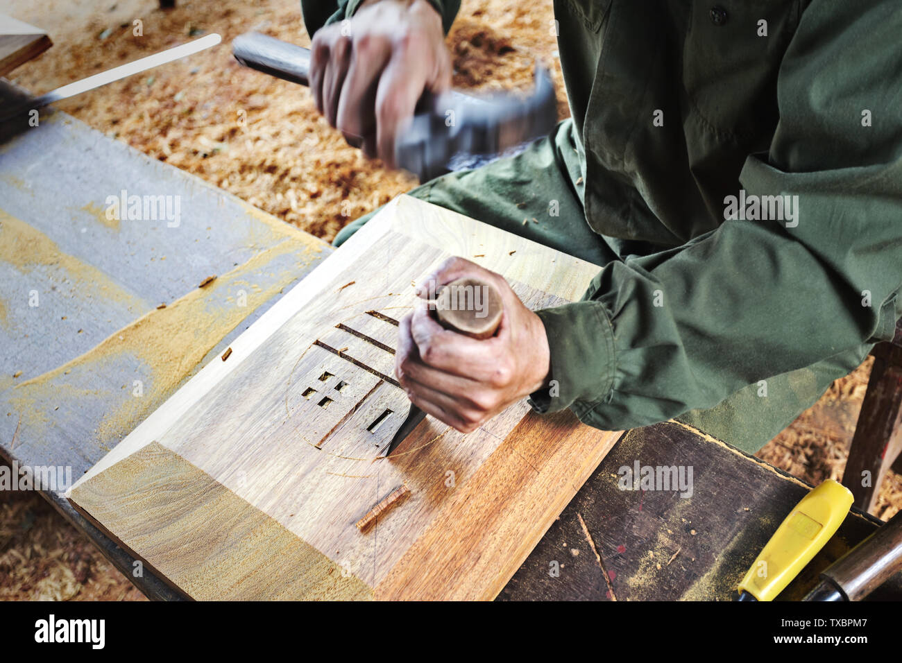 Carpenter working wood chisel hi-res stock photography and images - Alamy