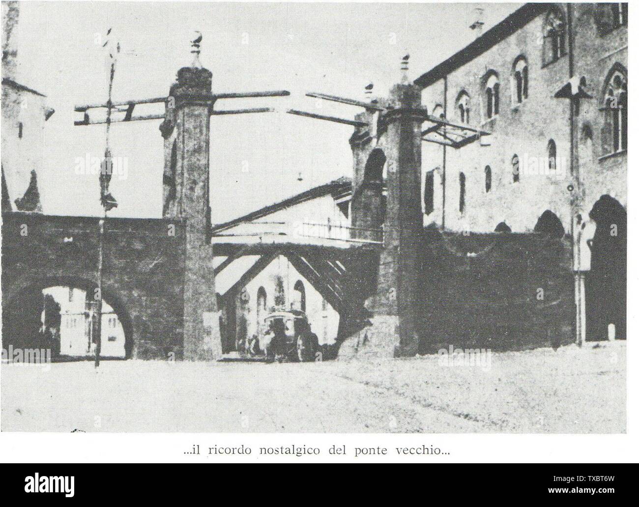 il ponte levatoio viene eliminato nel 1920, quando vengono interrate le arcate del Ponte di San Giorgio; circa 1920 date QS:P,+1920-00-00T00:00:00Z/9,P1480,Q5727902; http://www.lombardiabeniculturali.it/fotografie/schede/IMM-2s010-0002966/ immagine scannerizzata da Un secolo su Mantova, di Giuseppe Amadei, 1968; Unknown; Stock Photo
