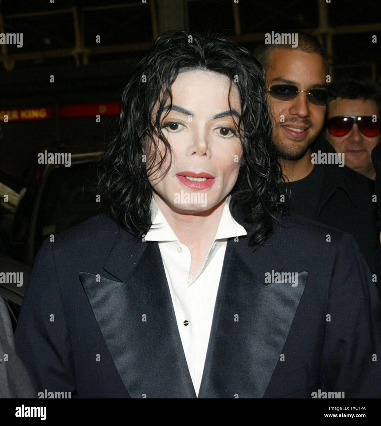 file-photo-10th-anniversary-of-michael-jacksons-death-london-michael-jackson-arrives-at-paddington-station-london-with-david-blaine-and-uri-geller14th-june-2002-captioned-3rd-march-2005-reflmk70-lib107-030305-brittainlandmarkmediapunch-TXC1PA.jpg