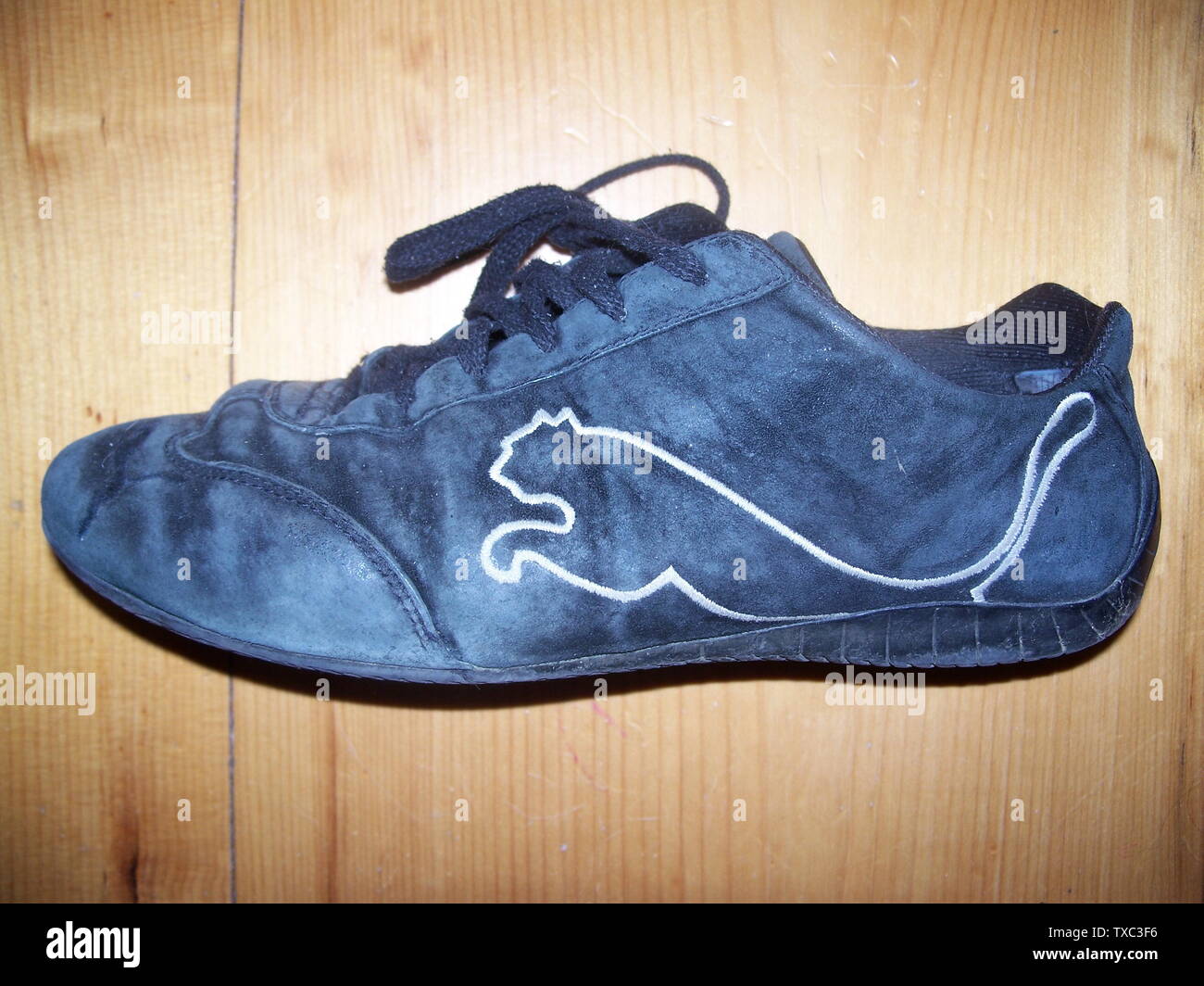 Picture of one of my black (not blue) Puma shoes; 6/1/07 1 June 2007  (original upload date); taken by me Transferred from en.pedia to Commons by  Sevela.p using CommonsHelper.; The original uploader