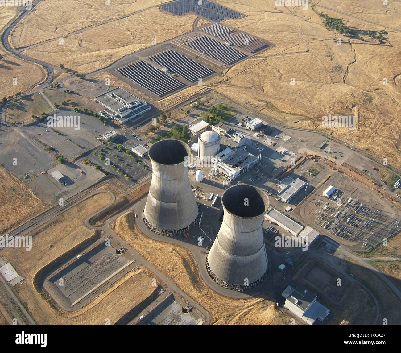 Rancho Seco nuclear power plant (no longer operating). Photographed by air 2007-07-01. ation: near Clay Station, California (Sacramento County). Das Kernkraftwerk Rancho Seco: Unten die beiden KÃ¼hltÃ¼rme; darÃ¼ber der Druckwasserreaktor mit einer thermischen Leistung von 2772 MWt, einer Bruttoleistung von 917 MWe und einer Nettoleistung von 873 MWe (Inbetriebnahme 1975, Abschaltung 1989; rechts eine Umspannstation sowie links oben eine Photovoltaik-Anlage mit einer Leistung von 3,9 MW. EspaÃ±ol: Central Nuclear Rancho Seco, una central nuclear situada en Clay Station, Califo Stock Photo