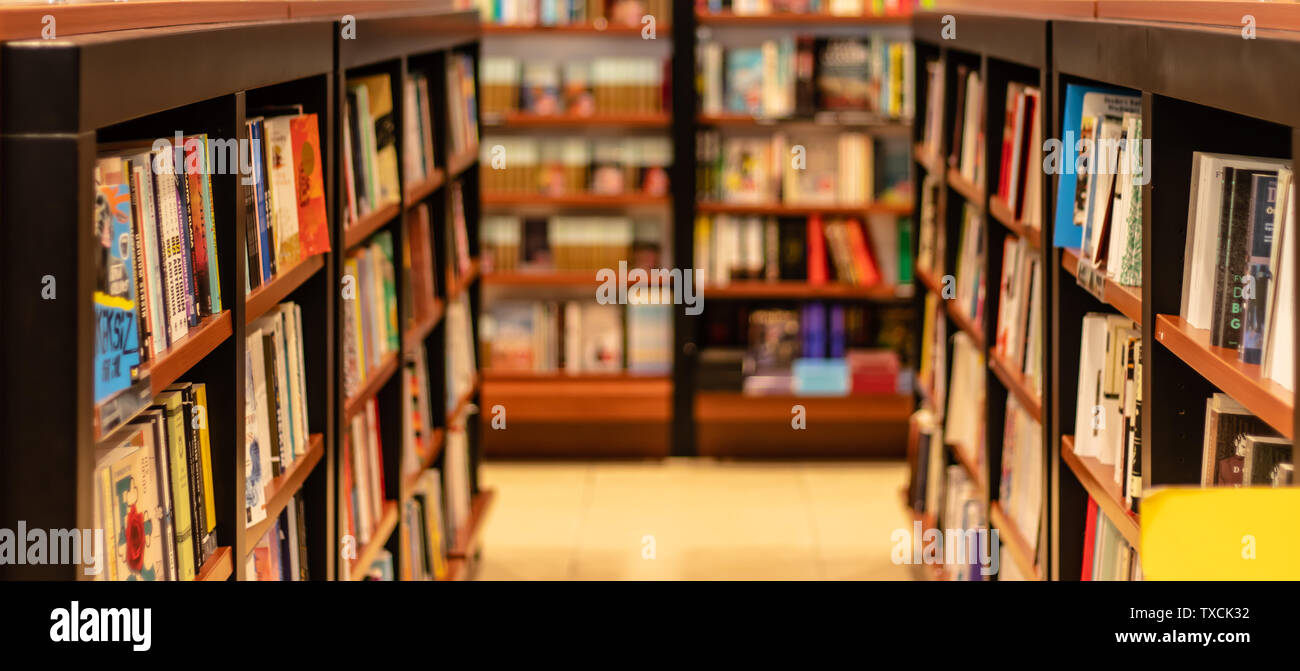 The last bookstore в лос-анджелесе, сша. Книги на полке. Book local. Логотип издательства. Book local.