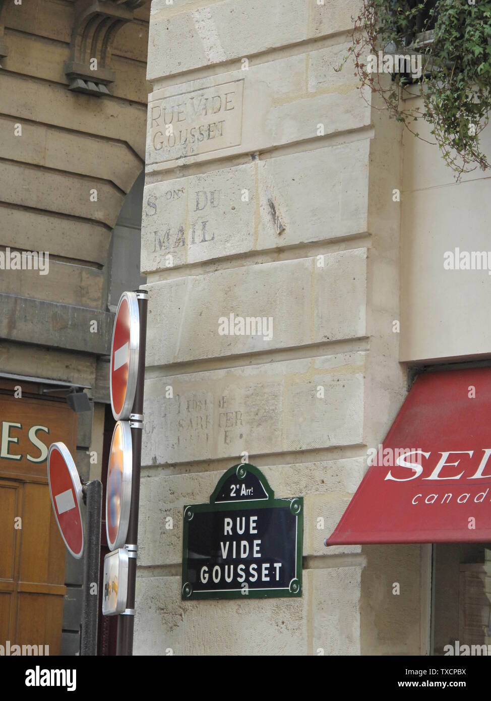 Plaque with the name of the rue Vide-Gousset, Paris 2nd arr., France. In  french, vide-gousset is an old name for pickpocket. FranÃ§aisÂ : Plaque de  nom de la rue Vide-Gousset (ancien nom