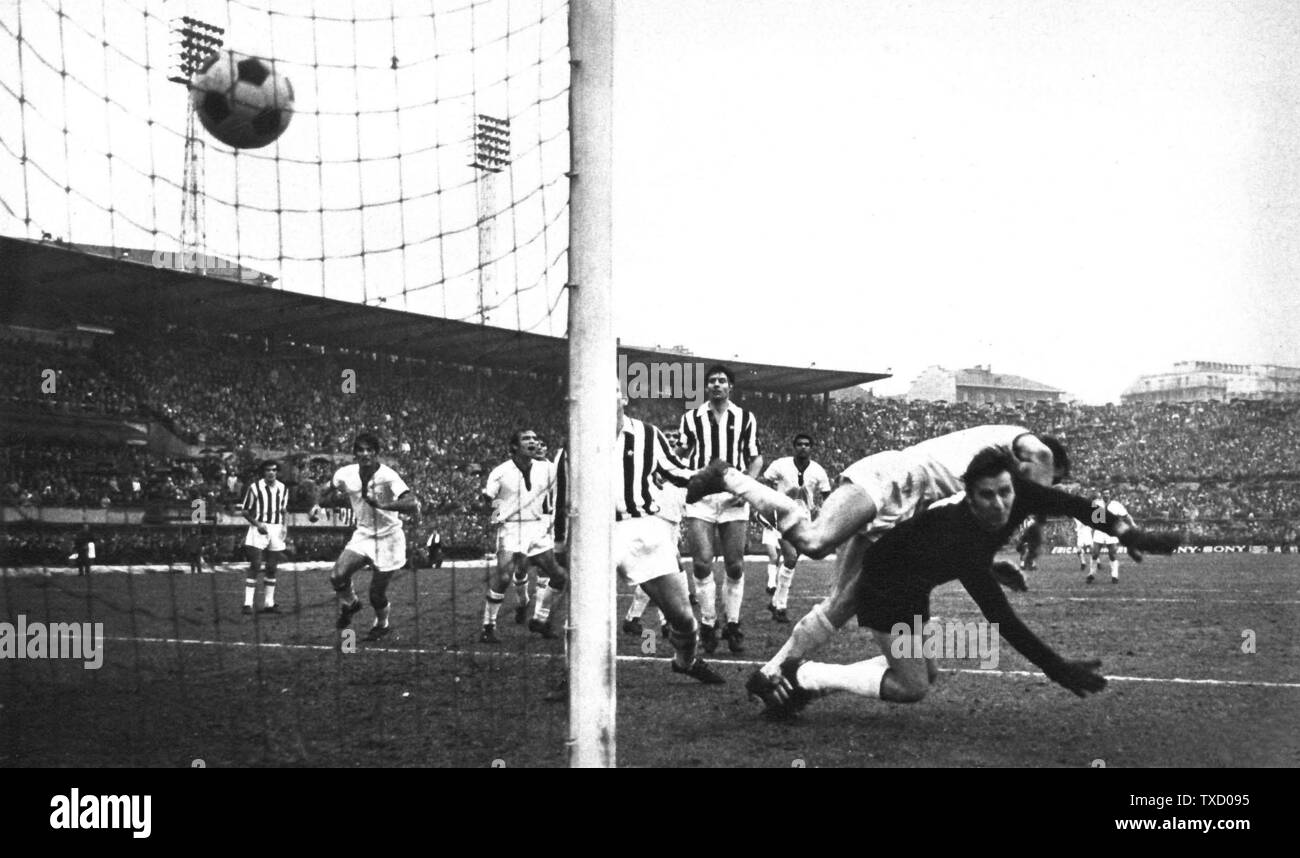Torino, stadio Comunale, 15 marzo 1970. Campionato italiano di Serie A  1969-70, 24Âª giornata, Juventus â€“ Cagliari (2-2). Sugli sviluppi di un calcio  d'angolo per i cagliaritani, battuto da Greatti e deviato