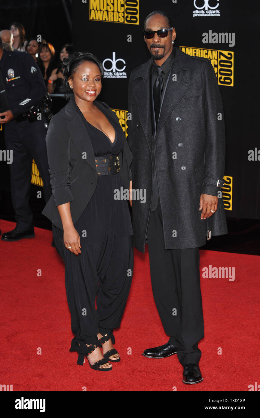 LOS ANGELES, CA. November 22, 2009: Snoop Dogg & wife Shante Taylor at the  2009 American Music Awards at the Nokia Theatre L.A. Live. © 2009 Paul  Smith / Featureflash Stock Photo - Alamy