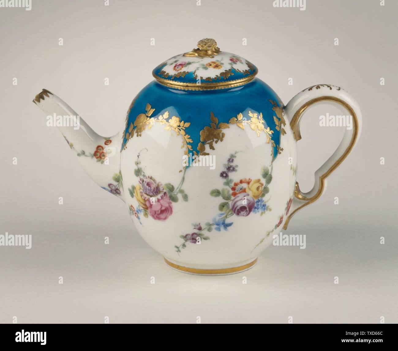 Soft paste porcelain hi-res stock photography and images - Alamy