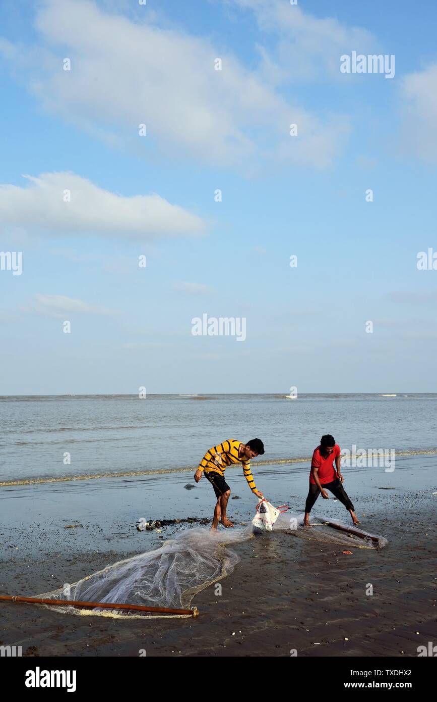 Fishermen fishing, Kosamba Beach, Valsad, Gujarat, India, Asia Stock