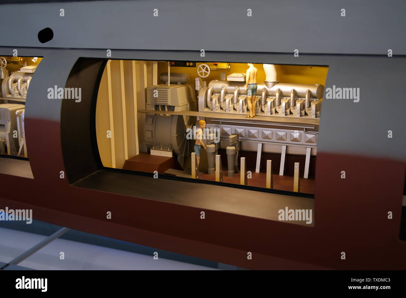 Engine cutaway hi-res stock photography and images - Alamy