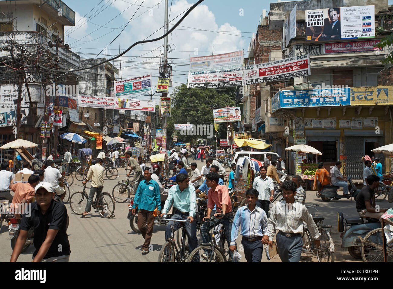 Very crowded street hi-res stock photography and images - Alamy