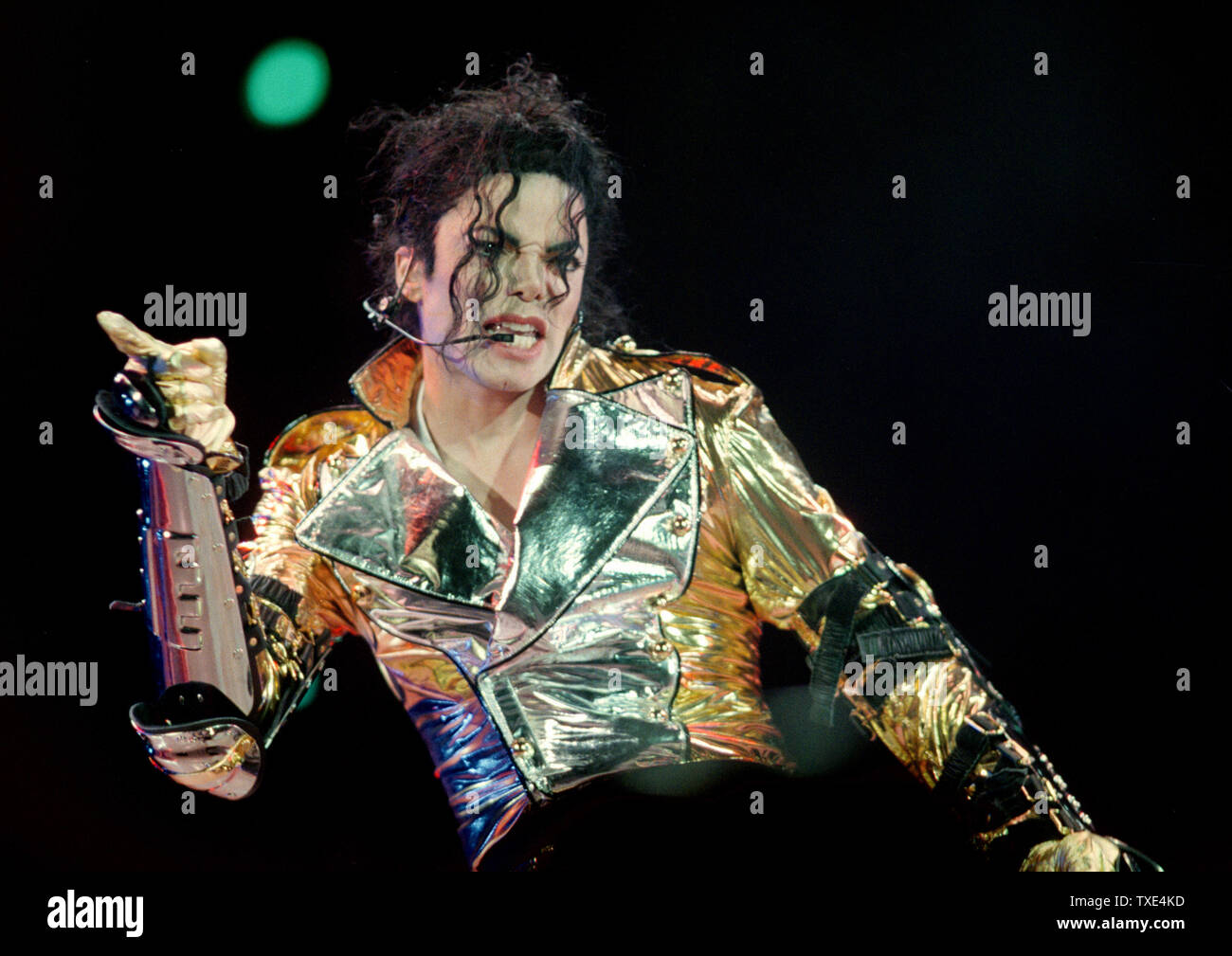 Michael jackson tour 1996 hi-res stock photography and images - Alamy
