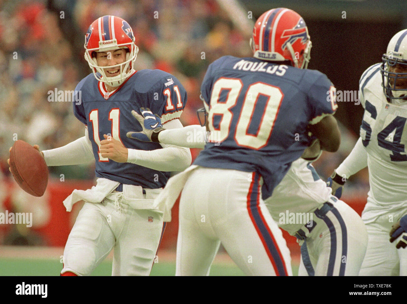 BUF2000010209 - 02 JANUARY 2000 - BUFFALO, NEW YORK, USA: Buffalo Bills  quarterback Rob Johnson scrambles around wide