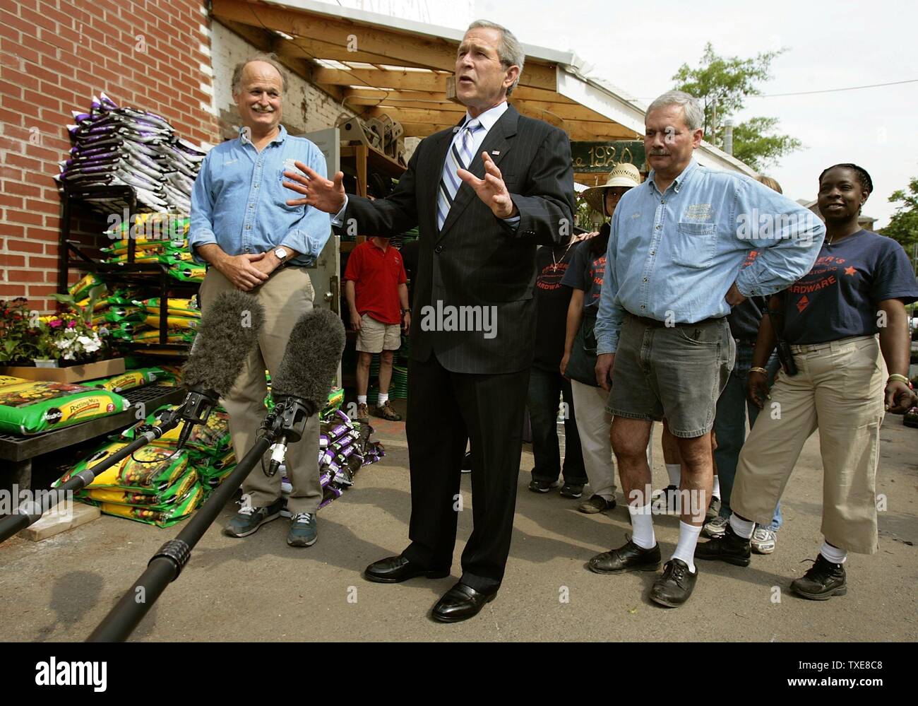 U.S. President George W. Bush (C) stands with Frager's Hardware owner John  Weintraub (L) and his employees on Capitol Hill May 5, 2006 in Washington.  Bush made a quick trip to the