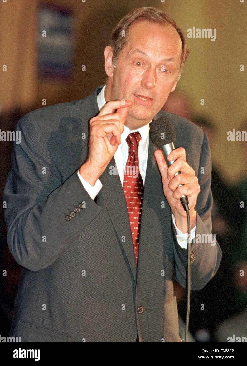 CLE2000020802 - 08 FEBRUARY 2000 - CLEVELAND HEIGHTS, OHIO, USA: Bill Bradley makes a point about his support for affirmative action during a campaign stop in Cleveland Heights, Ohio. About 500 people turned out for the town meeting, February 8.   jr/mw/Mike Williams      UPI Stock Photo
