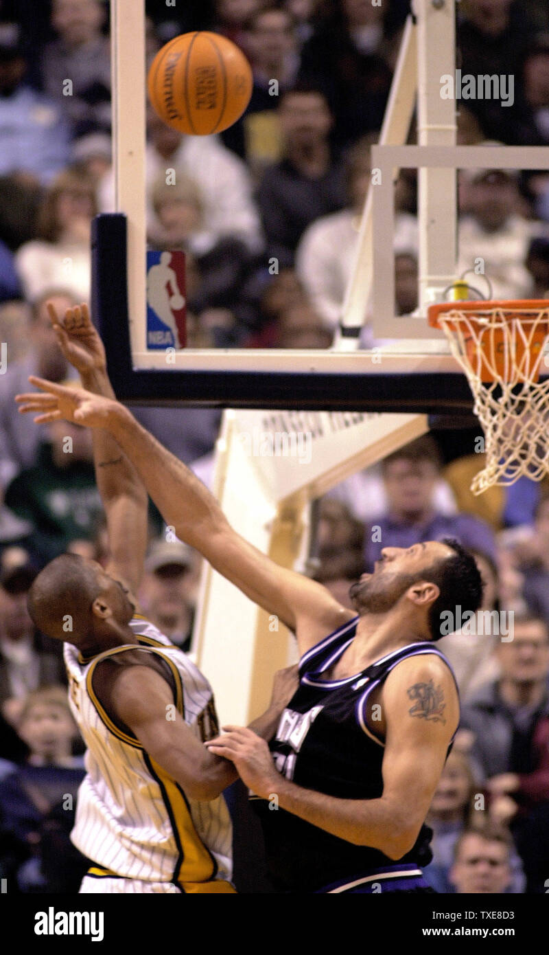 IND2000020402 -  4 FEBRUARY 2000 - INDIANAPOLIS, INDIANA, USA: Sacremento Kings Vlade Divac (21), right, tries to block Indianapolis Pacers guard Jalen Rose's shot Friday, Feb. 4., 2000 in Indianapolis. mc/Mark Cowan      UPI Stock Photo