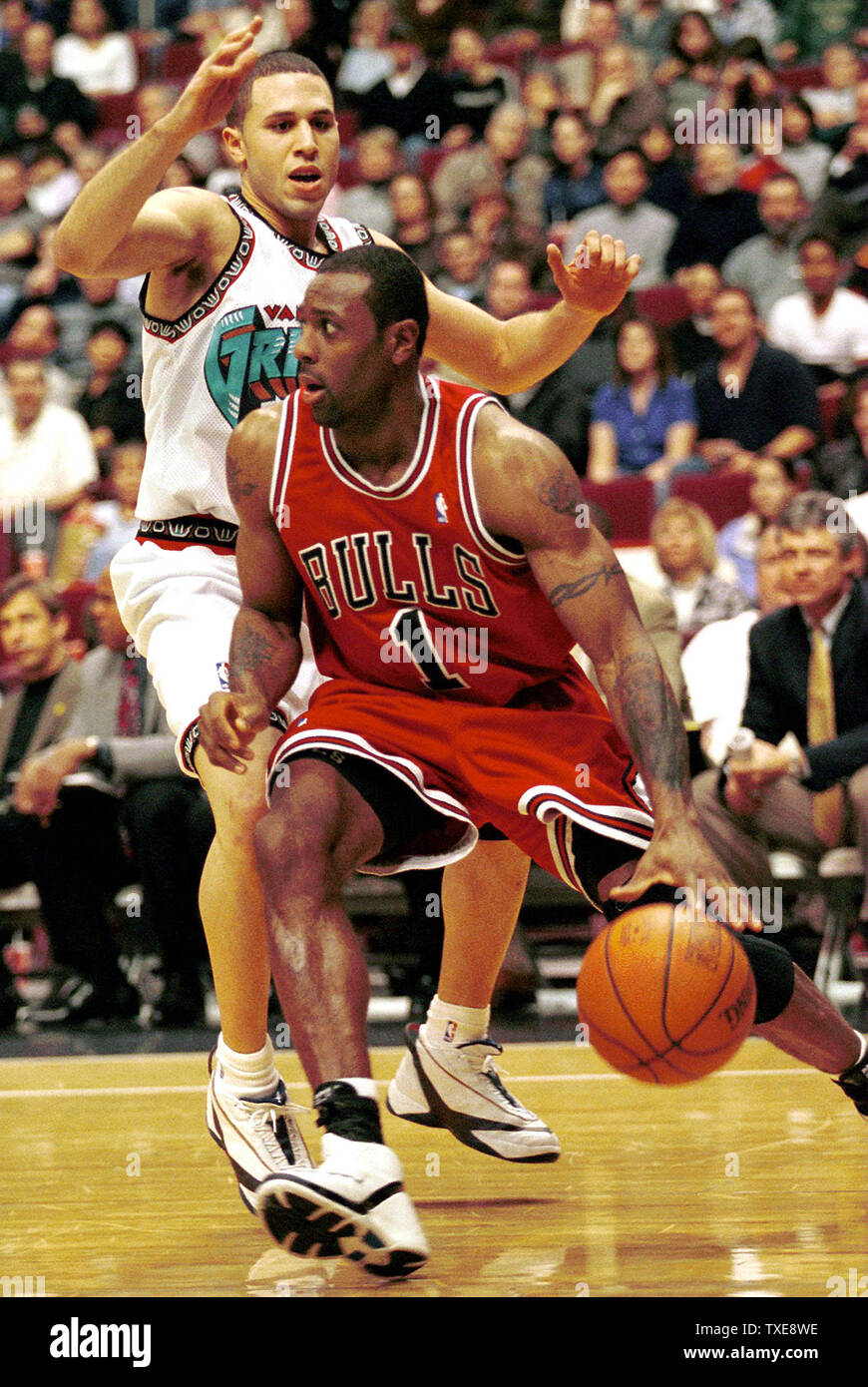 Van 04 February 00 Vancouver Canada Visiting Chicago Bull S Randy Brown Takes The Ball Around Vancouver Grizzlie S Michael Bibby During The First Half At Vancouver S Gm Place February 04