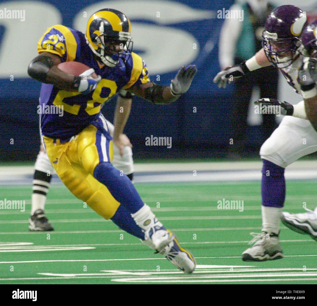 SLP2000011660 - 16 JANUARY 2000 - ST. LOUIS, MISSOURI, USA: St. Louis Rams  Marshall Faulk avoids a tackle in the first quarter of the NFC Divisional  playoff game against the Minnesota Vikings