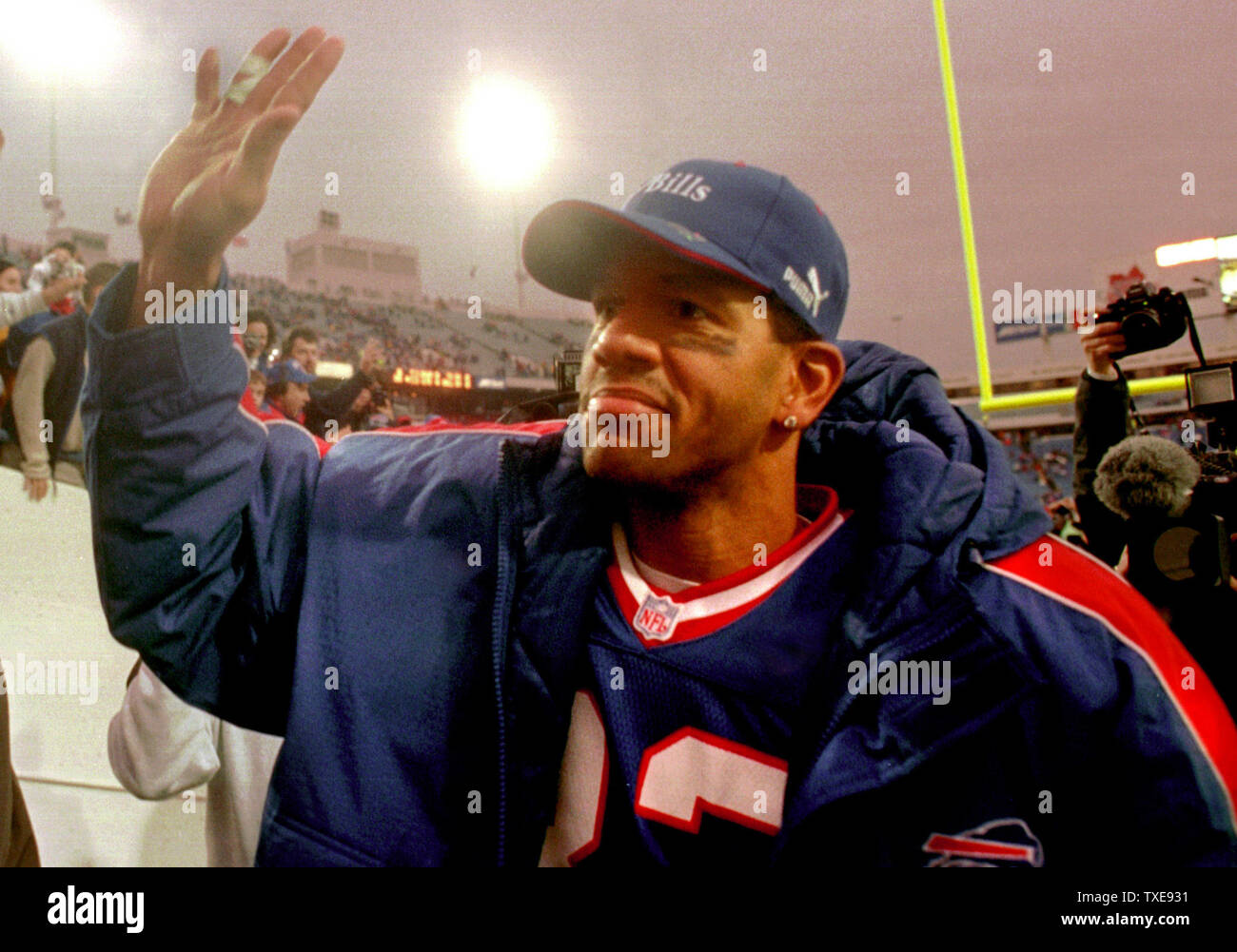BUF2000010210 - 02 JANUARY 2000 - BUFFALO, NEW YORK, USA: Buffalo Bills  wide receiver Andre Reed waves to fans as he makes an emotional farewell  after becoming the NFL's all time second