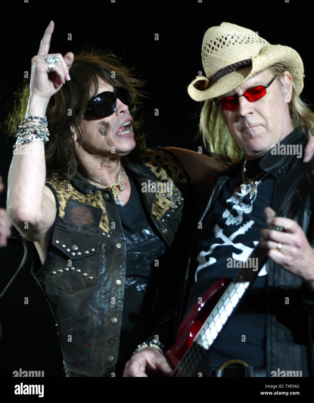 Stephen Tyler and Aerosmith perform at Trump Taj Mahal Hotel & Casino in  Atlantic City, New Jersey on August 8, 2004. (UPI Photo/Laura Cavanaugh  Stock Photo - Alamy