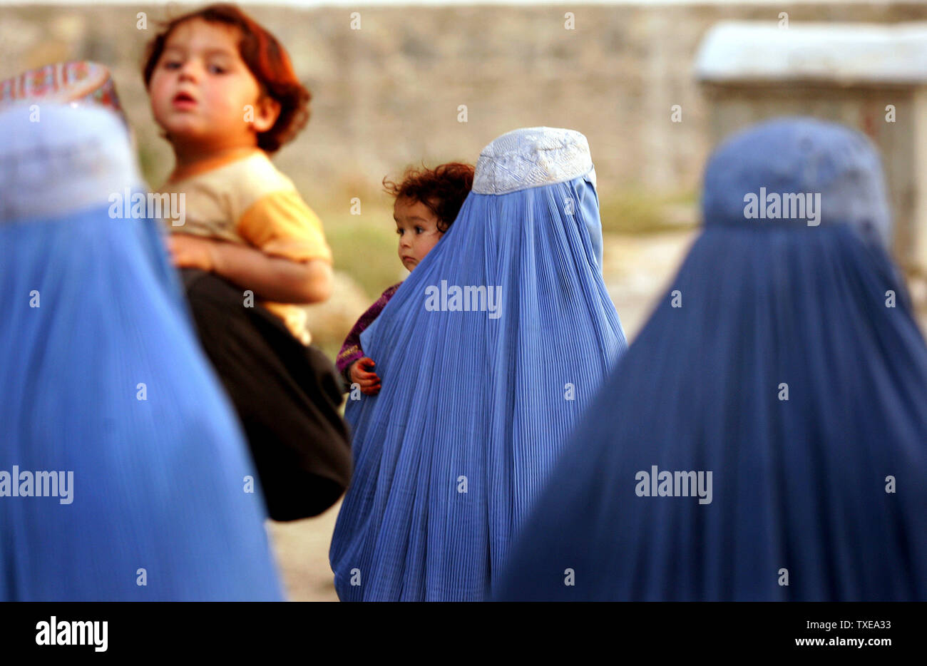 afghan-burqa-clad-women-carry-their-children-as-then-enter-a-zoo-to