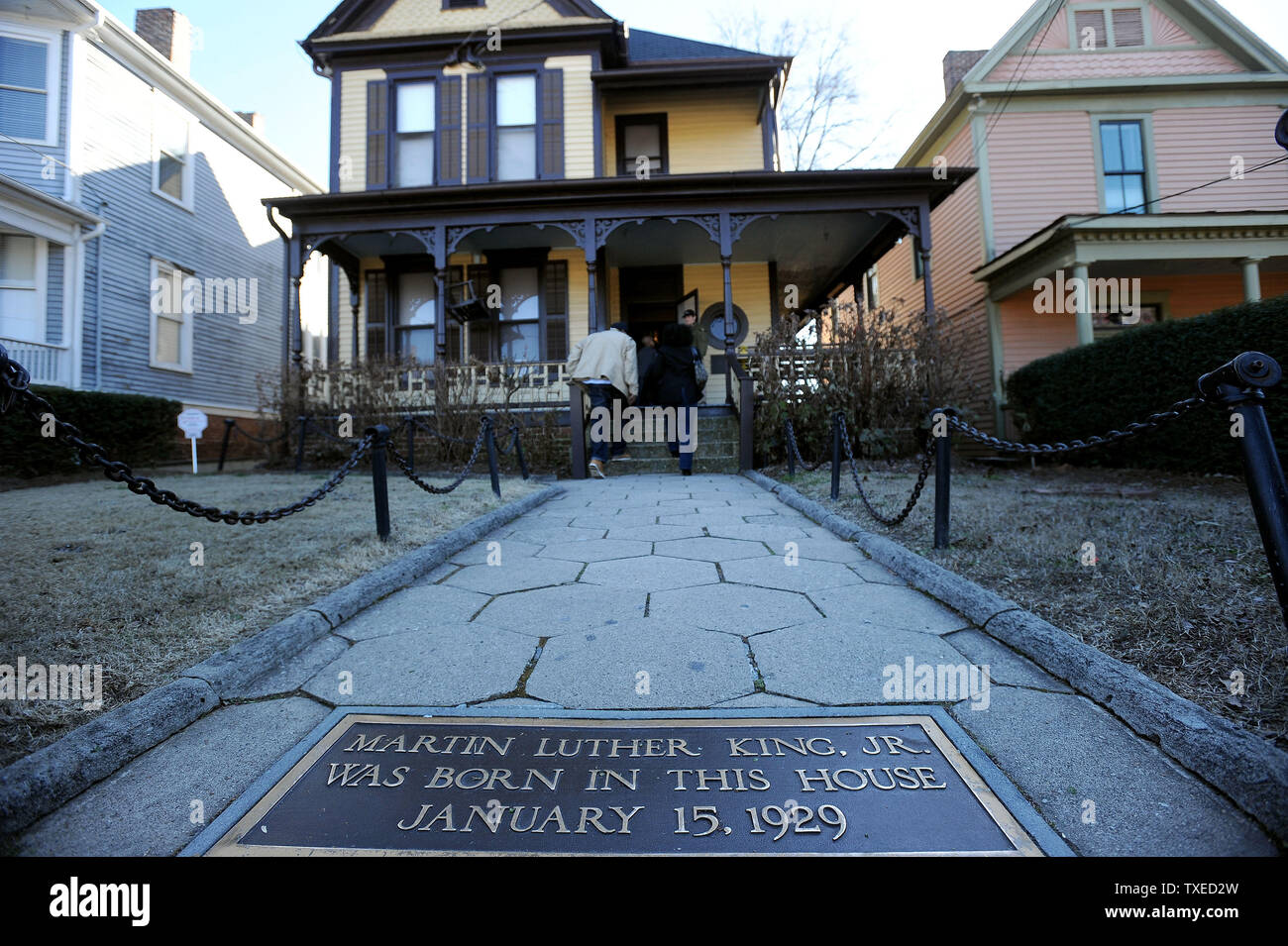 Some of the estimated 5,000 visitors view Martin Luther King Jr.'s ...
