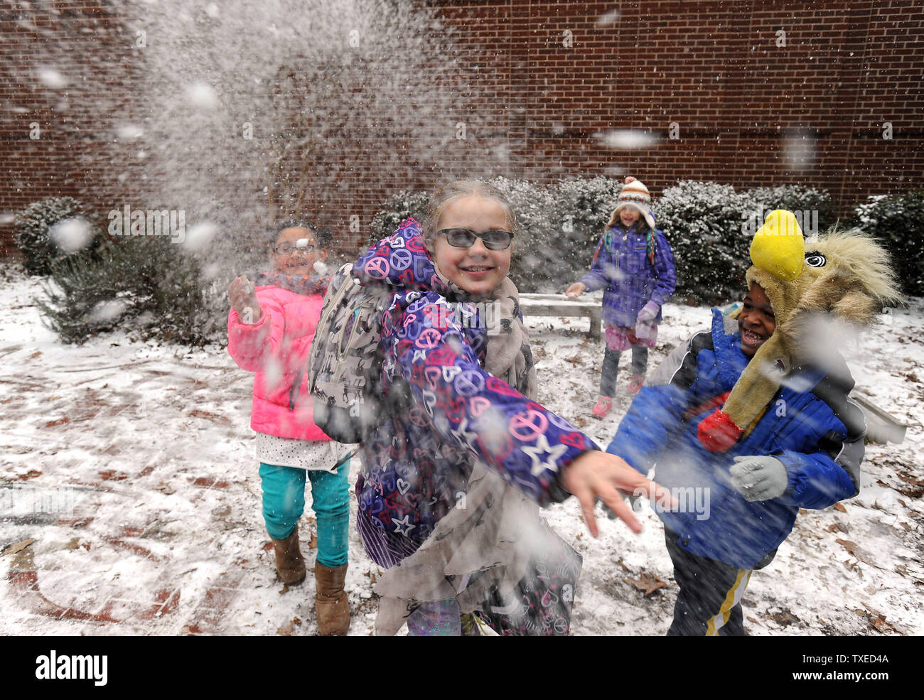DeKalb County elementary students throw snowballs during early dismissal as  a major winter storm dumps 1 to 3 inches of snow on Atlanta, January 28,  2014. UPI/David Tulis Stock Photo - Alamy, image size:1300x985