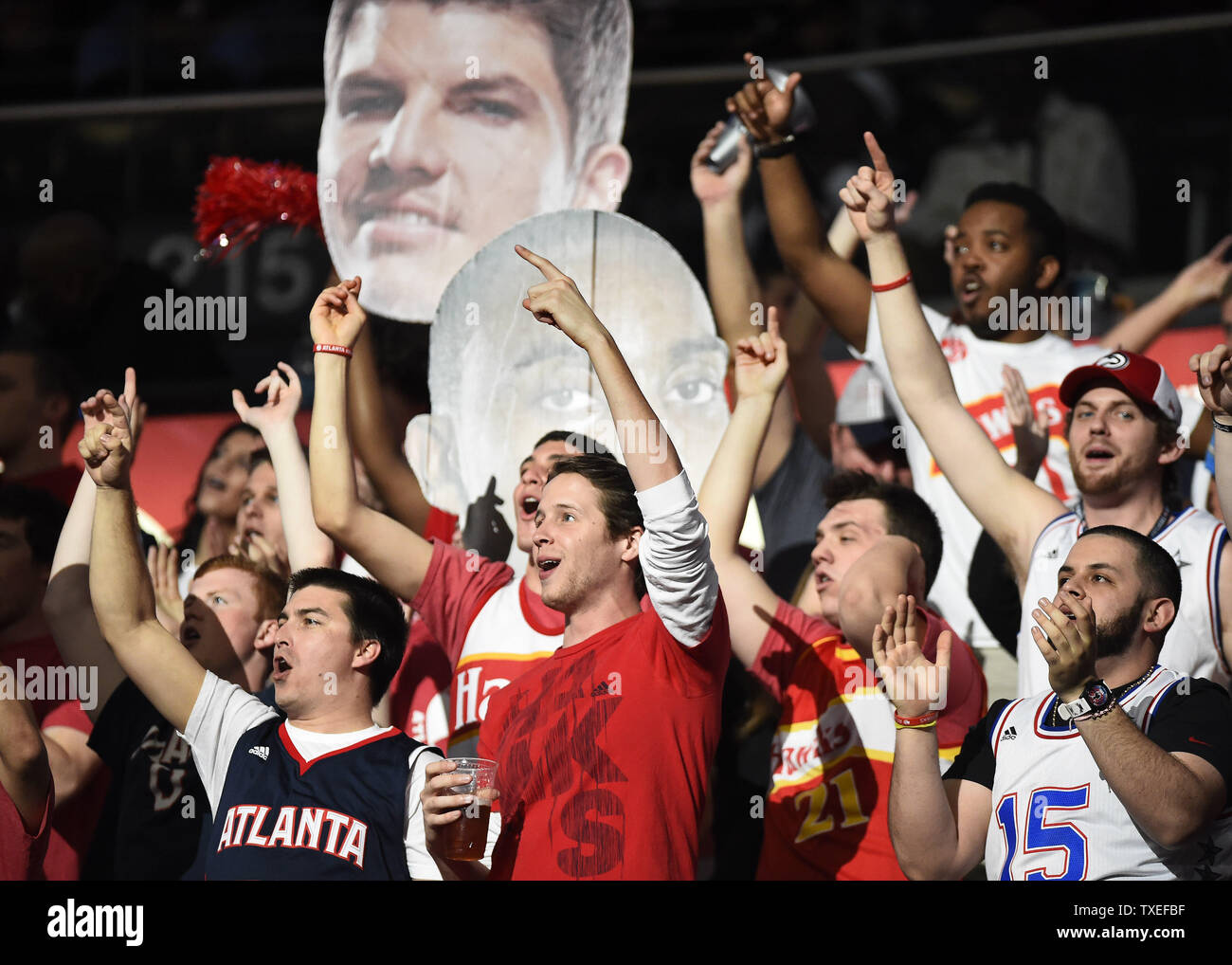 Music fan. Трибуна фанатов красные. Фанаты хеви метала. Follow night. Hi fans.