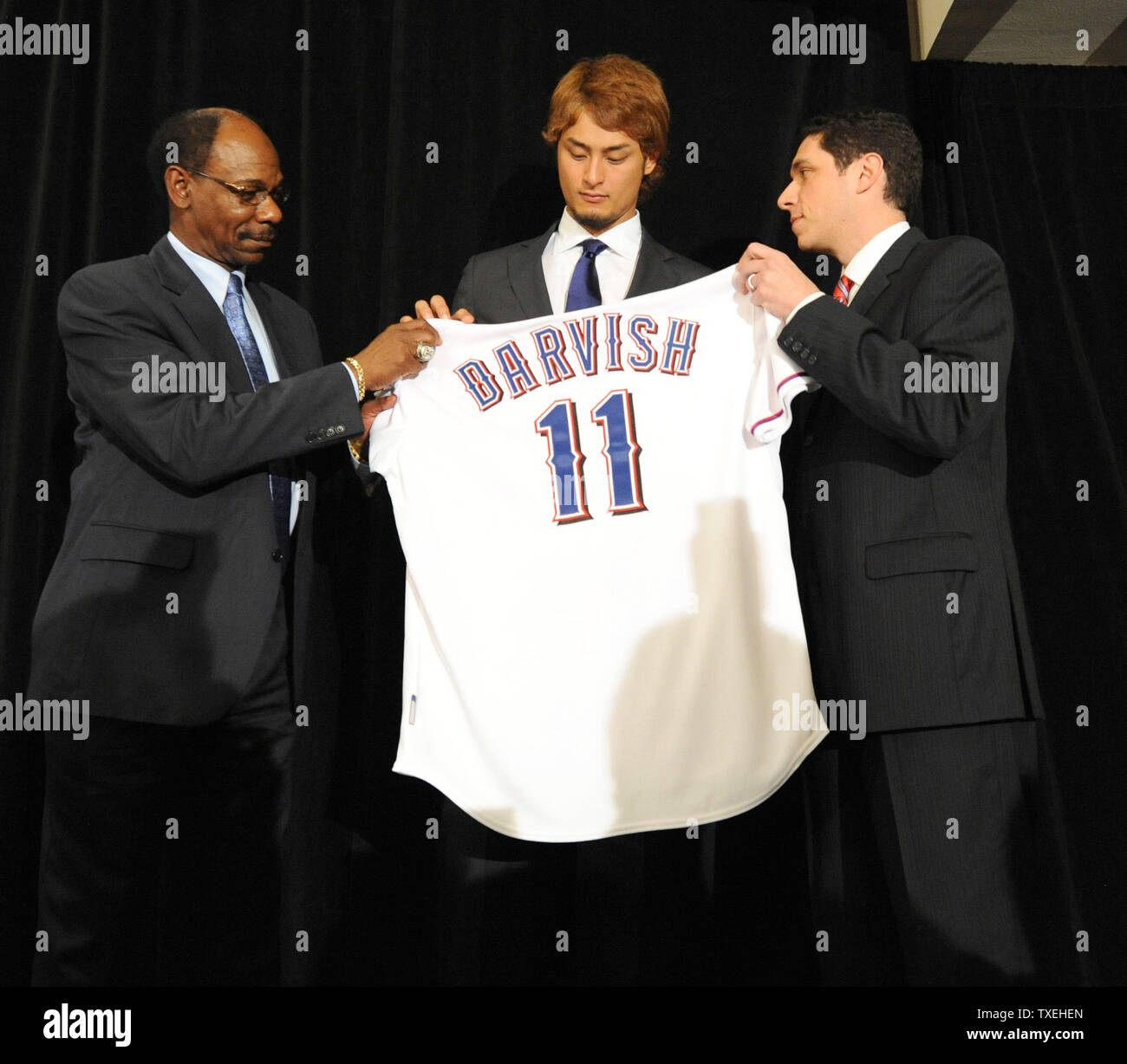 Rangers manager Ron Washington, left and general manager Jon Daniels
