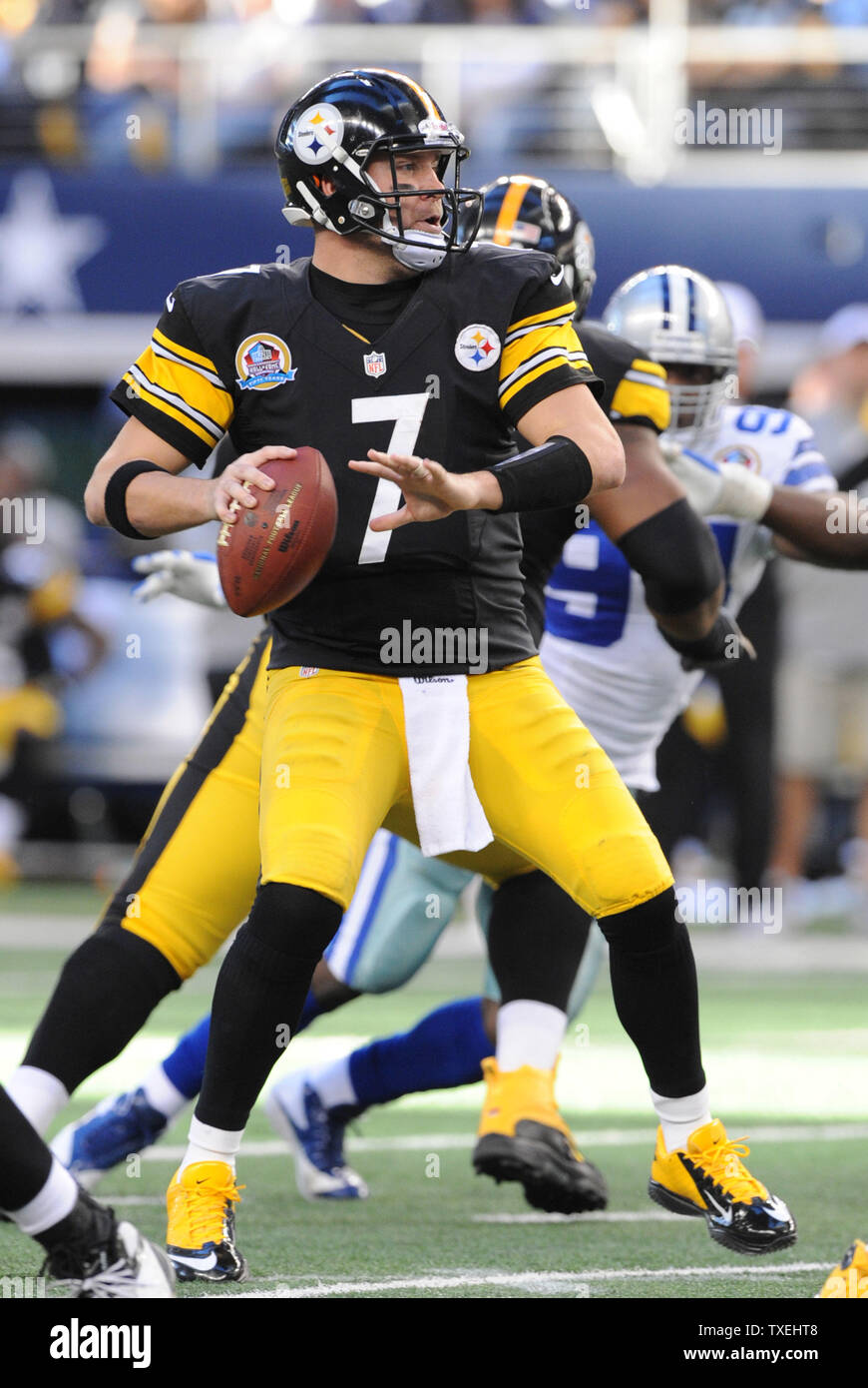 Pittsburgh Steelers quarterback Ben Roethlisberger throws against