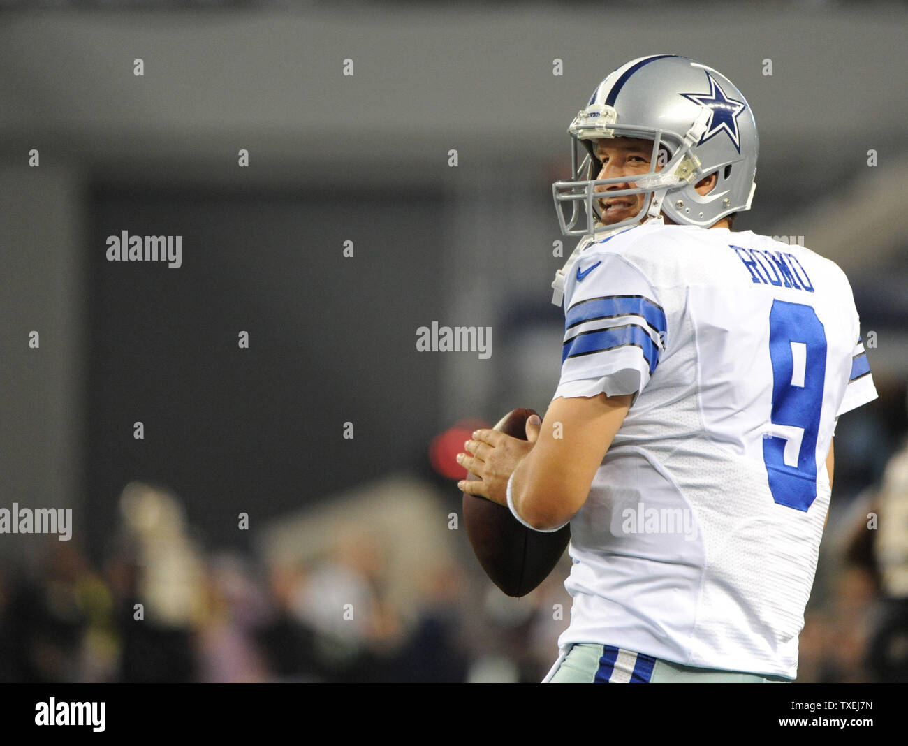 Dallas Cowboys quarterback Tony Romo warms up prior to facing the New ...