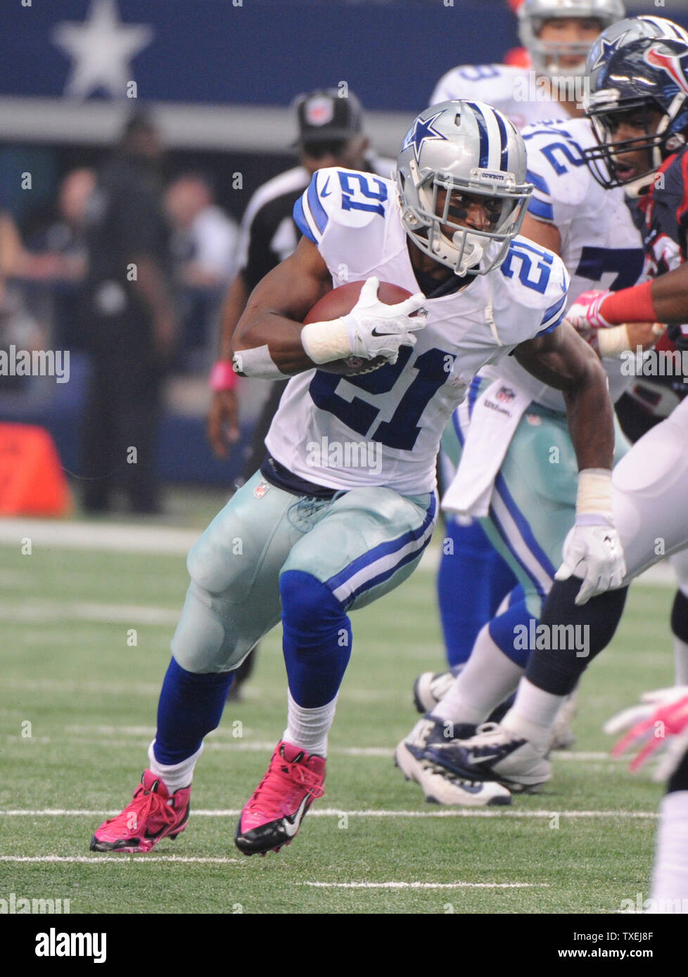 Dallas Cowboys DeMarco Murray rushes against the Philadelphia Eagles during  the first half at AT&T Stadium in Arlington, Texas on December 29, 2013.  UPI/Ian Halperin Stock Photo - Alamy