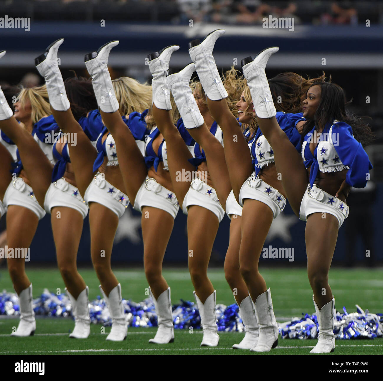 Green Bay Packers Aaron Rodgers looks to throw against the Dallas Cowboys  at AT&T Stadium in Arlington, Texas on October 8, 2017. Photo by Ian  Halperin/UPI Stock Photo - Alamy