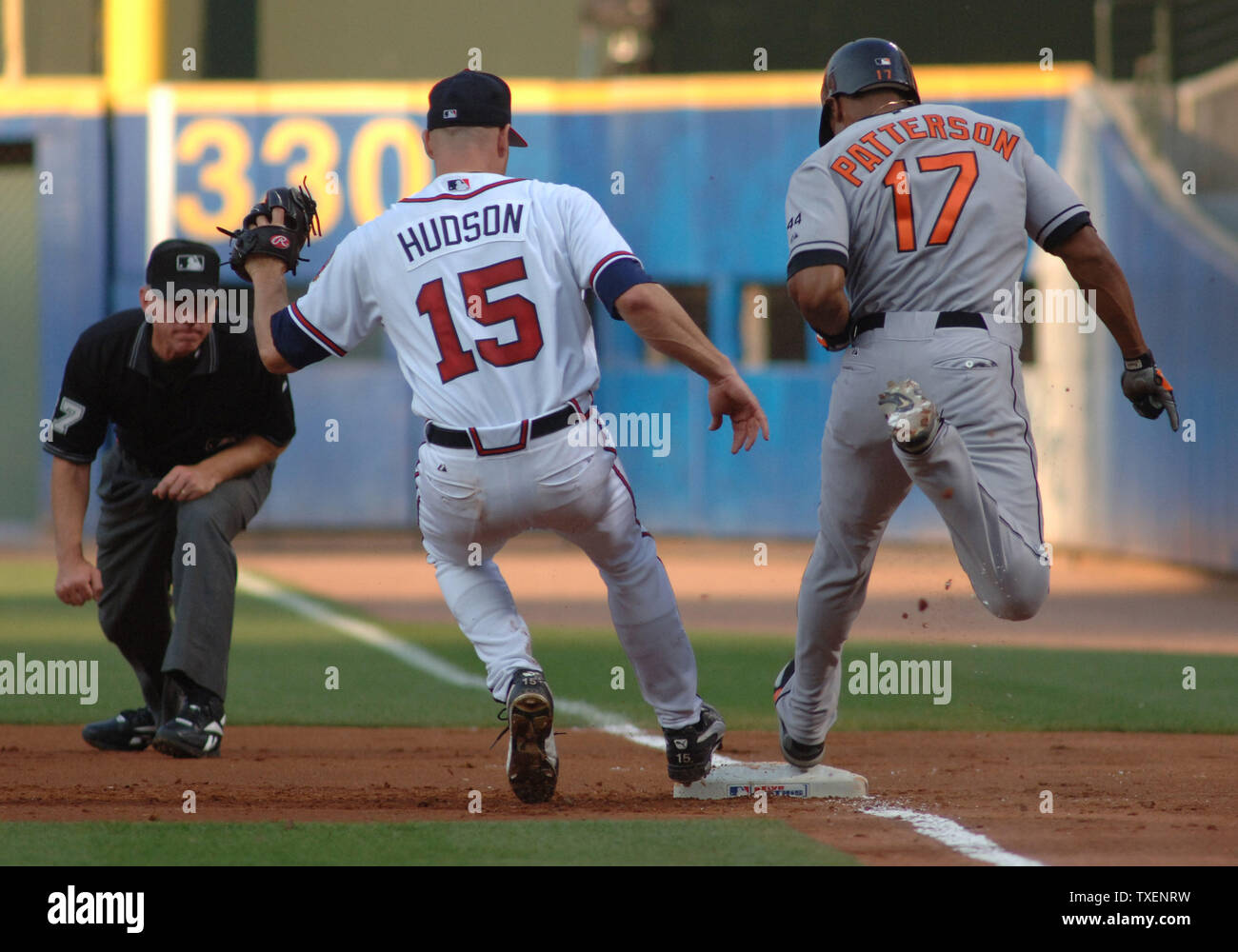 Atlanta braves pitcher tim hudson hi-res stock photography and