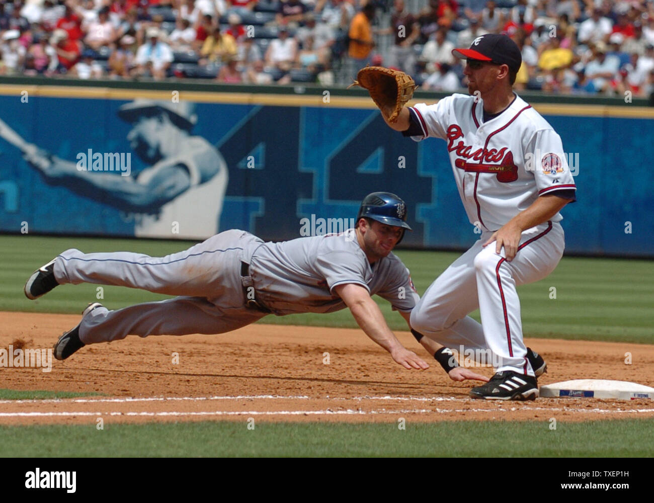 New York Mets Paul Wright easily gets back to first covered by Atlanta Braves Adam LaRoche on a pick-off attempt in the sixth inning July 29, 2006, in Atlanta's Turner Field. The Mets defeated the Braves 11-3. (UPI Photo/John Dickerson) Stock Photo