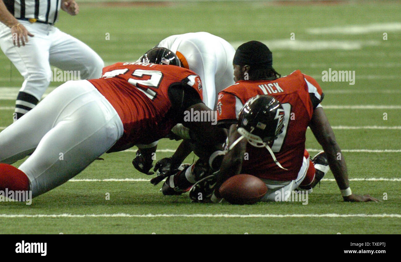 PHOTO: Atlanta Falcons Fan Burns Michael Vick Jersey Before Eagles Game -  SB Nation Atlanta