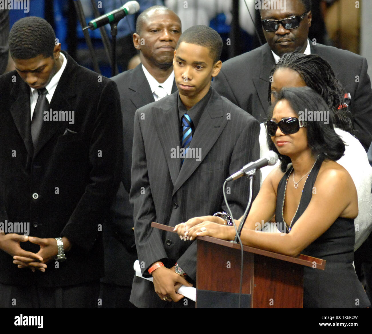 Deanna Brown, daughter of singer James Brown, and family members gather around the podium during Brown's funeral service in the James Brown Arena in Augusta, Georgia, December 30, 2006. Brown died of congestive heart failure on December 25, 2006. (UPI Photo/John Dickerson) Stock Photo