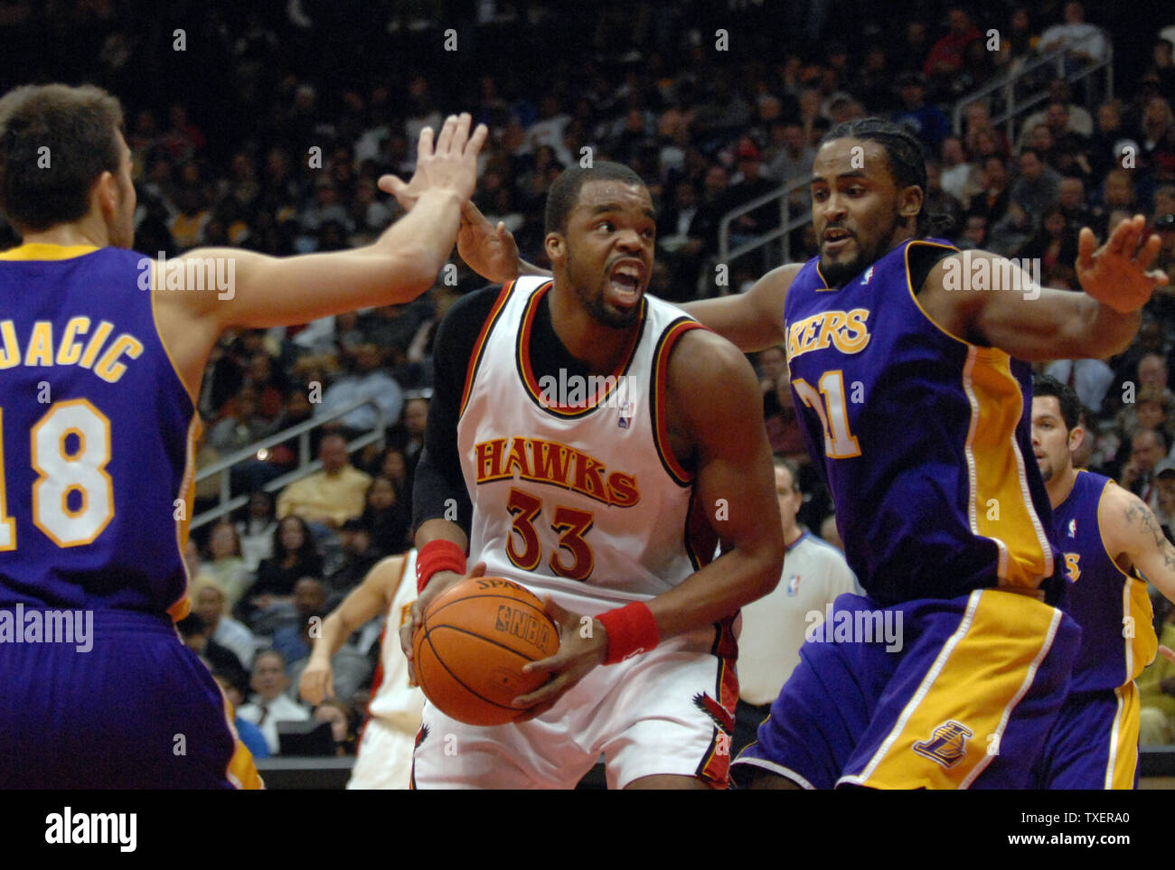 Atlanta Hawks Shelden Williams (33) looks toward his basket for a shot while guarded by Sasha Vujacic (18), of Slovenia, and Ronny Turiaf (21) of the Los Angeles Lakers in the second quarter at Philips Arena in Atlanta, February 5, 2007. (UPI Photo/John Dickerson) Stock Photo