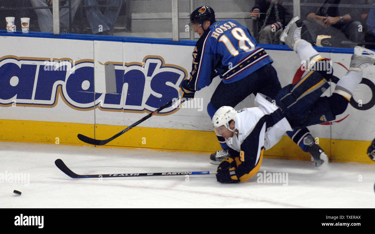 Buffalo Sabres Derek Roy (9) crashes to the ice as he tries to get to the puck from Atlanta Thrashers Marian Hossa (18), of Slovakia, in the first period at Philips Arena in Atlanta, February 6, 2007. (UPI Photo/John Dickerson) Stock Photo