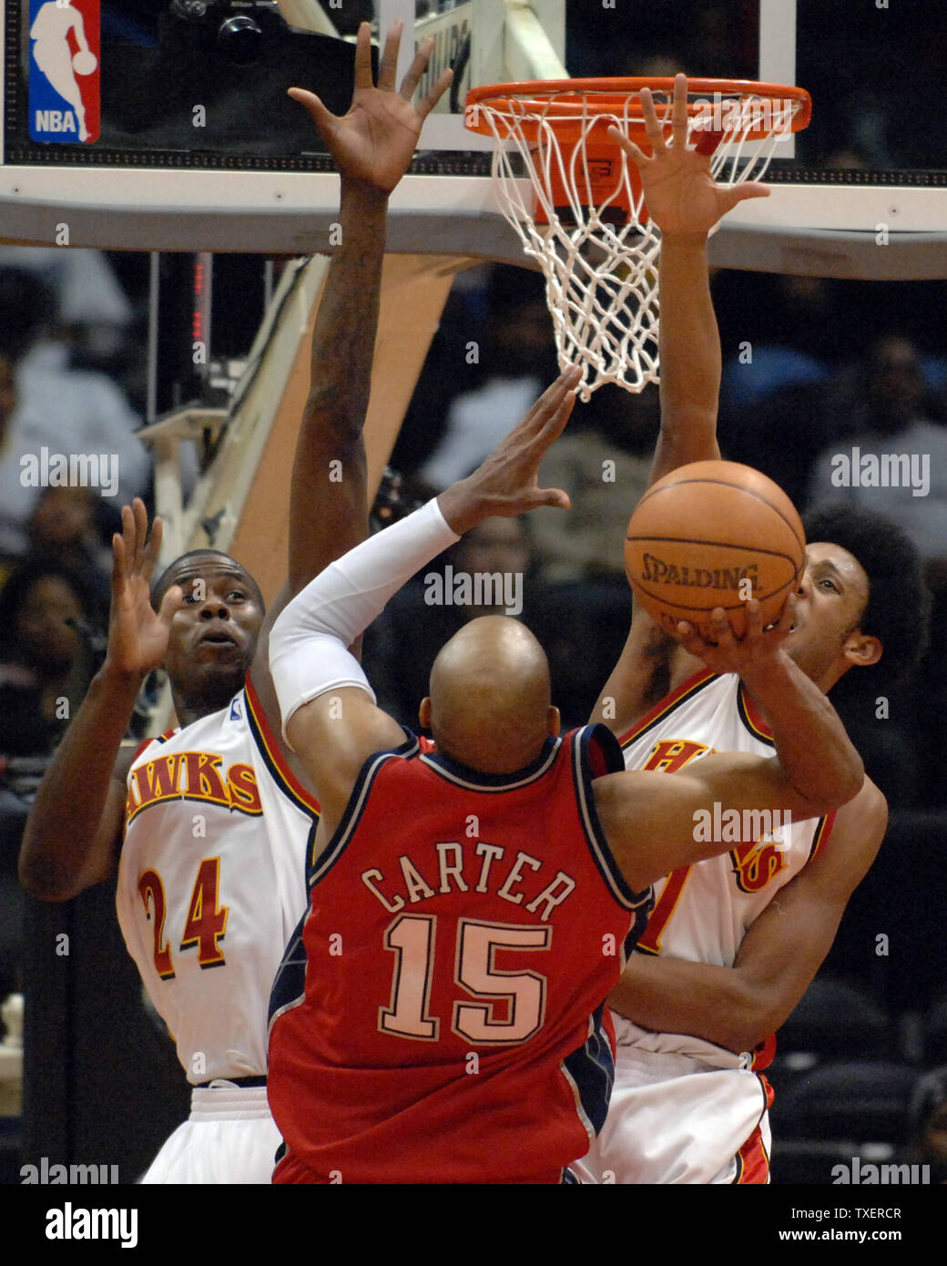 New Jersey Nets Vince Carter 15 tries for two over the hands of