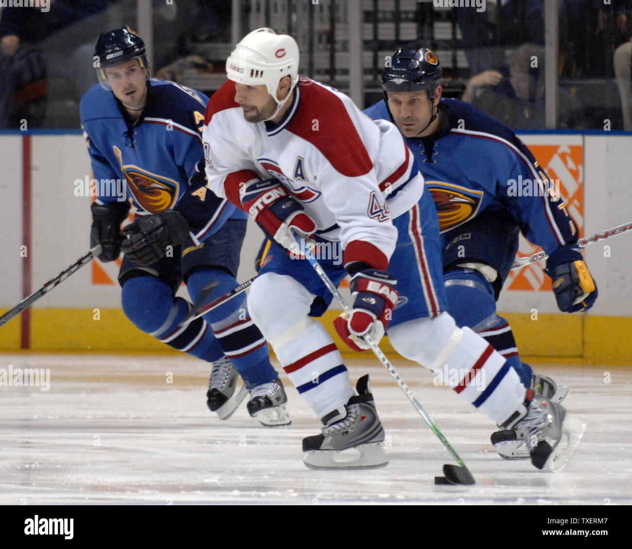 Montreal Canadiens Sheldon Souray (44) moves the puck against the ...