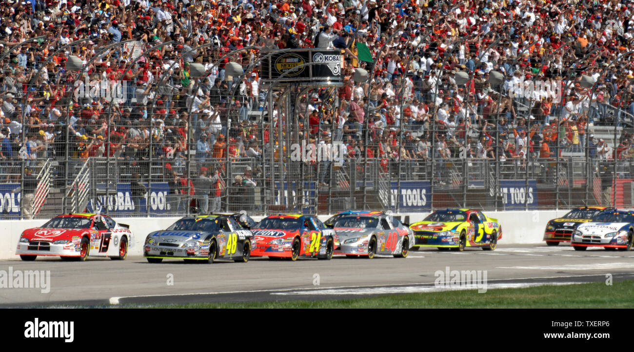 Elliott Sadler and Jimmy Johnson lead the field at the start of the Kobalt Tools 500 NASCAR Nextel Cup series race at Atlanta Motor Speedway in Hampton, Georgia, March 18, 2007. (UPI Photo/John Dickerson) Stock Photo