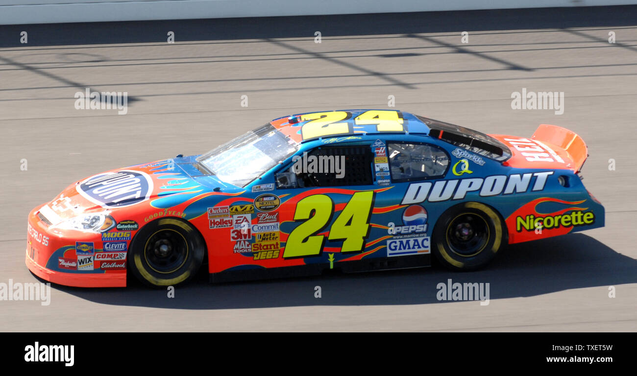 thumbnail image 2 of 2009 Jeff Gordon DuPont #24 NASCAR Cup Series Postcard – Racing Memorabilia 2 of 5